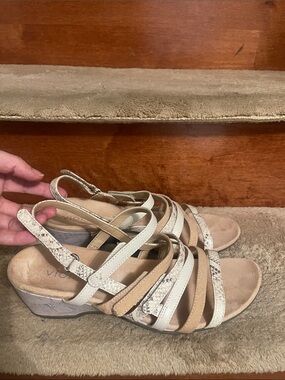 NWOT Vionic Strappy Wedge Sandals in Tan, Cream & Snake Print Size 10